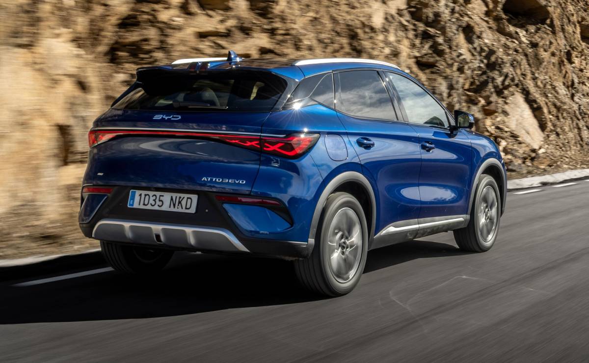 SUV BYD ATTO 3 EVO trasera accion