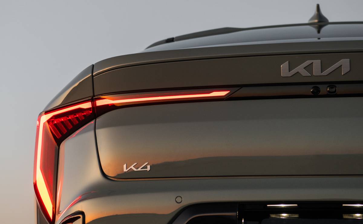 Sedan KIA K4 teaser