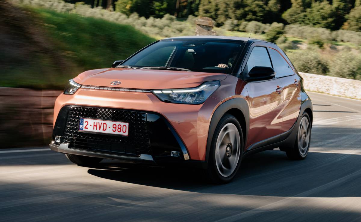 Toyota Aygo X Cross Hybrid accion