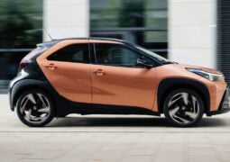 Toyota Aygo X Cross Hybrid perfil accion
