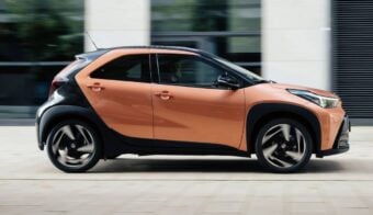 Toyota Aygo X Cross Hybrid perfil accion