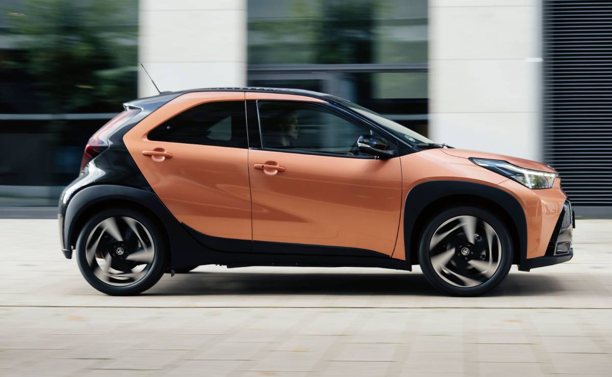 Toyota Aygo X Cross Hybrid perfil accion