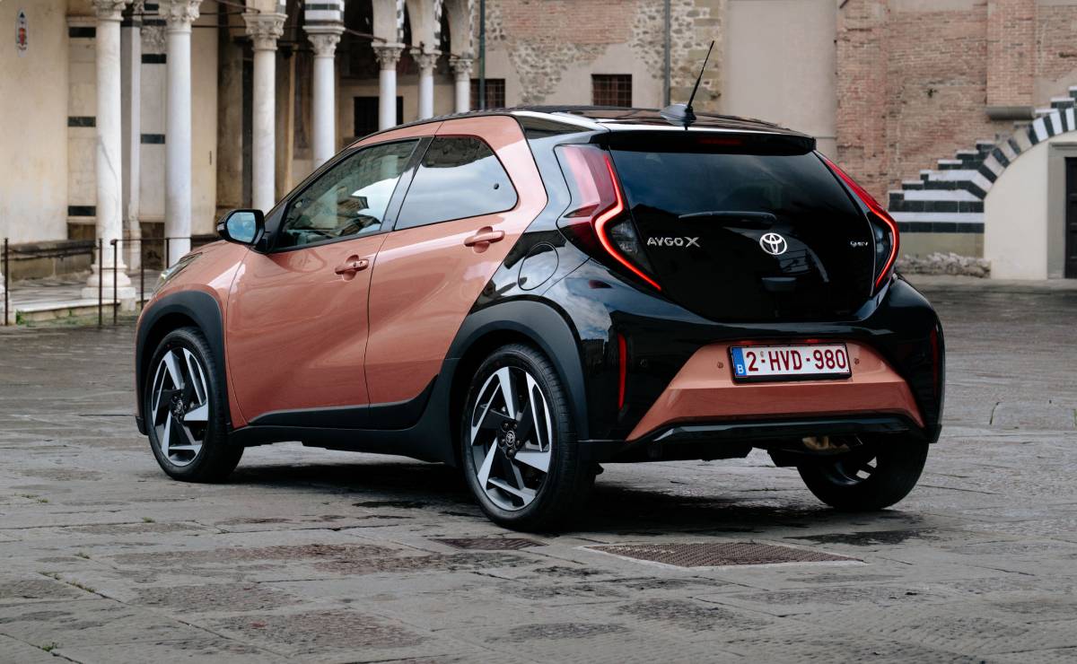 Toyota Aygo X Cross Hybrid trasera