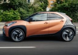 Toyota Aygo X perfil accion