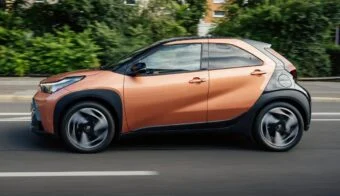 Toyota Aygo X perfil accion