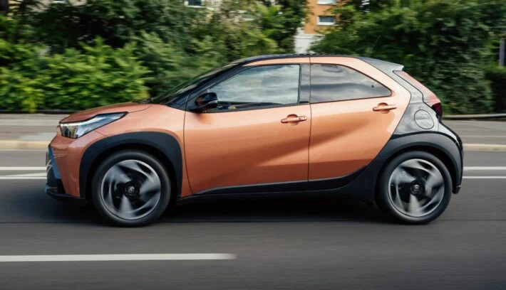 Toyota Aygo X perfil accion