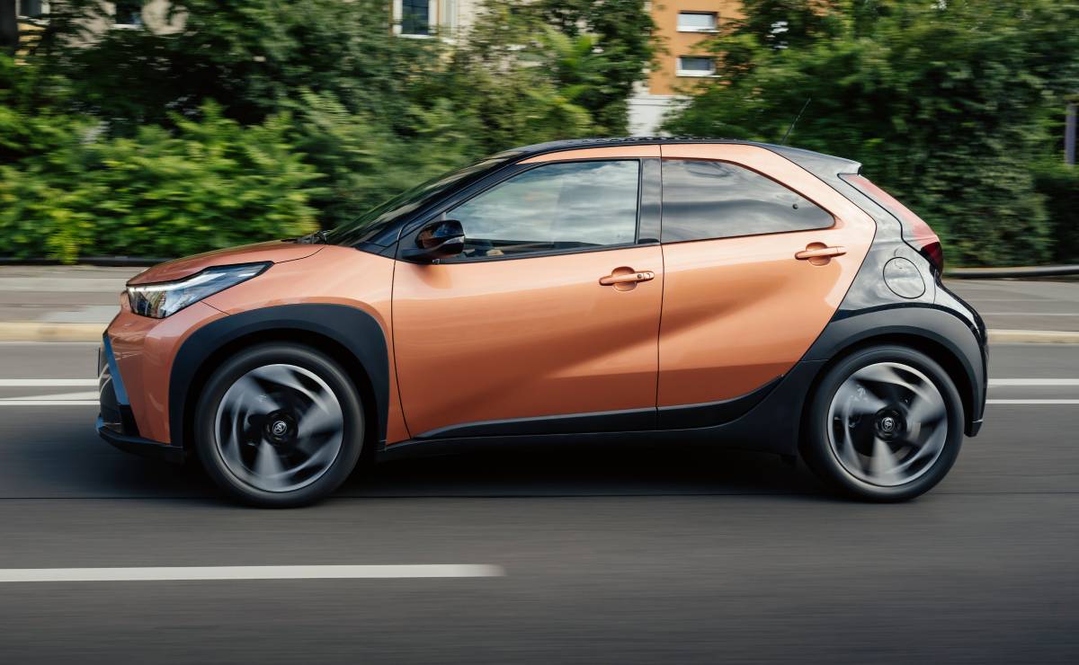Toyota Aygo X perfil accion