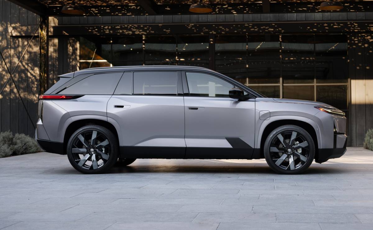 Tres filas de asientos, 4x4 y hasta 338 CV: Toyota presentó un nuevo SUV 1 Toyota Highlander 2026 perfil