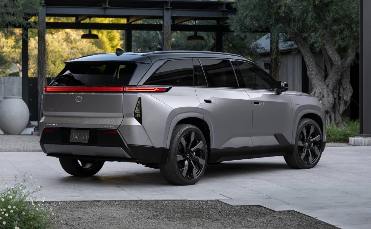 Tres filas de asientos, 4x4 y hasta 338 CV: Toyota presentó un nuevo SUV 6 Toyota Highlander 2026 trasera 1