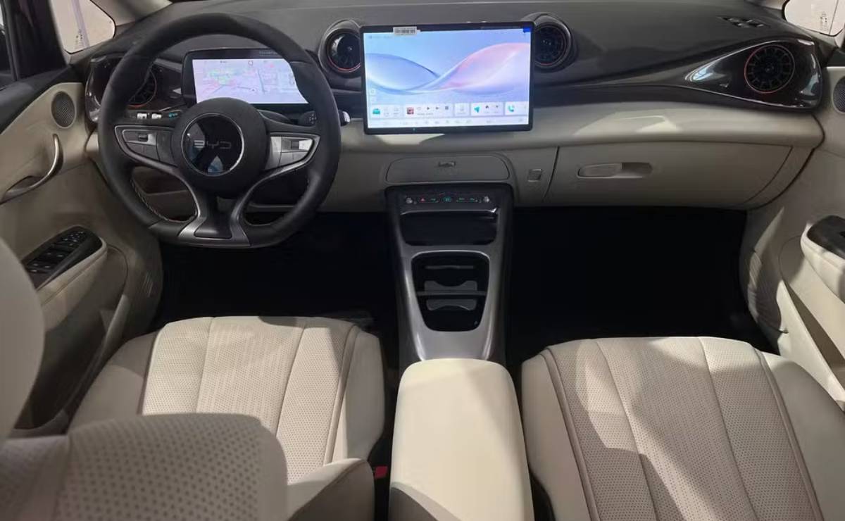 BYD renueva su auto más barato: nuevo diseño, mayor potencia y cambios claves en su propuesta 7 BYD Dolphin 2027 interior