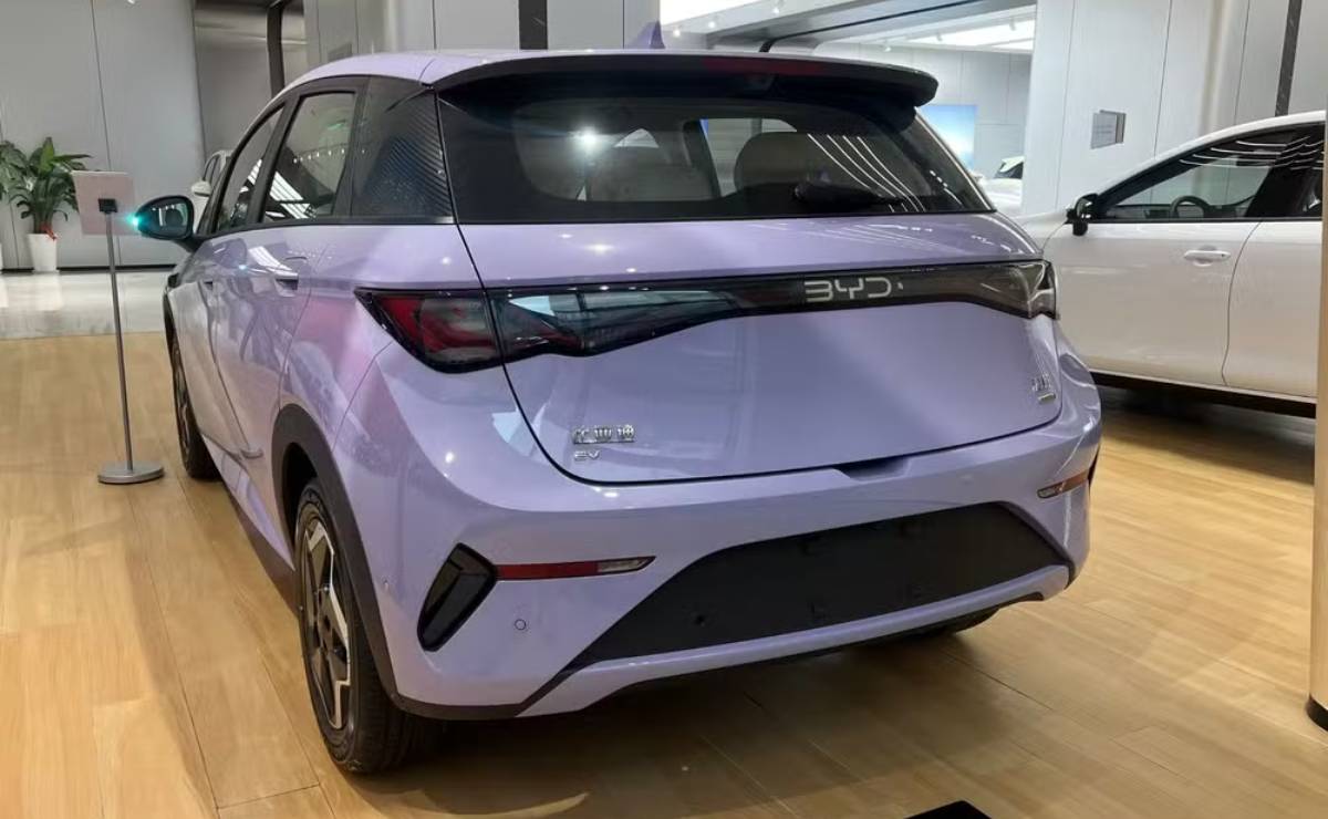 BYD renueva su auto más barato: nuevo diseño, mayor potencia y cambios claves en su propuesta 5 BYD Dolphin 2027 trasera