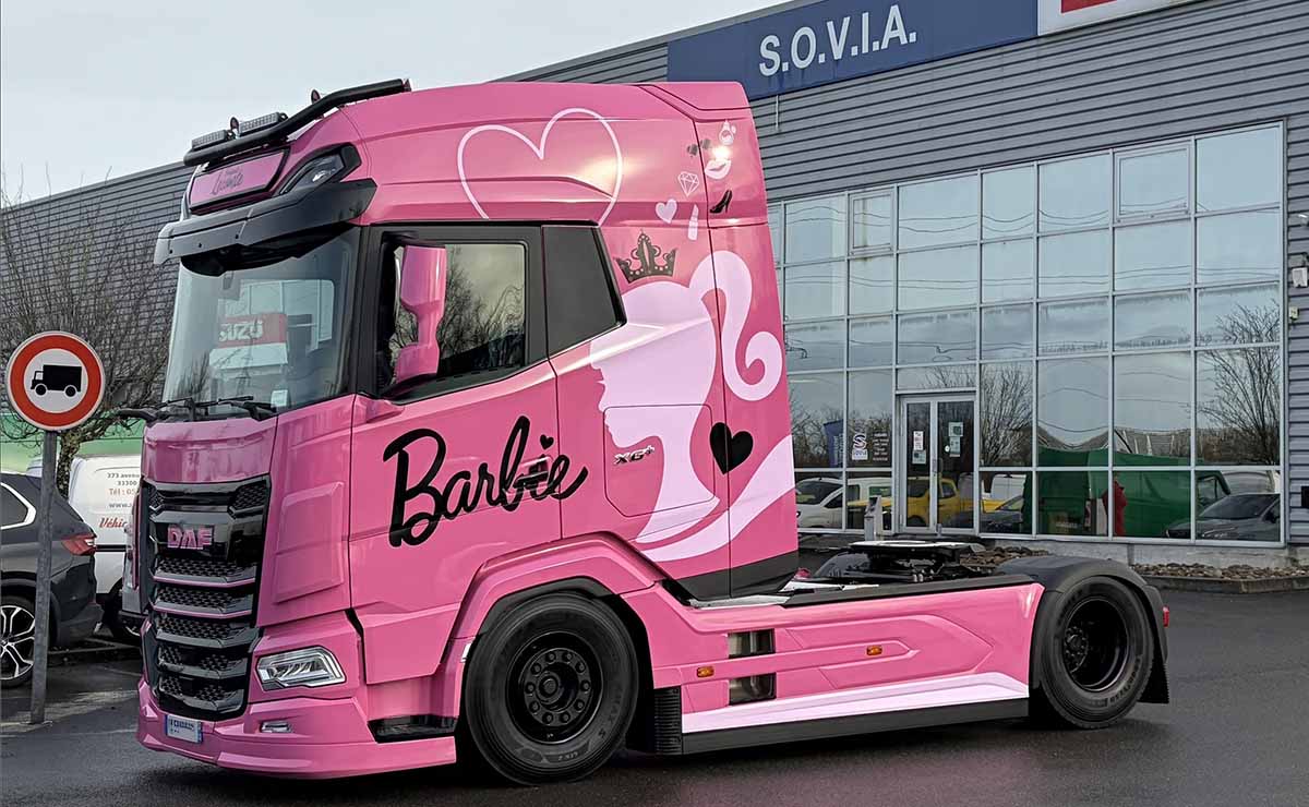 El camión más distinto y que parece ficticio: barbie, de color rosa y con otras curiosidades 3 DAF Barbie