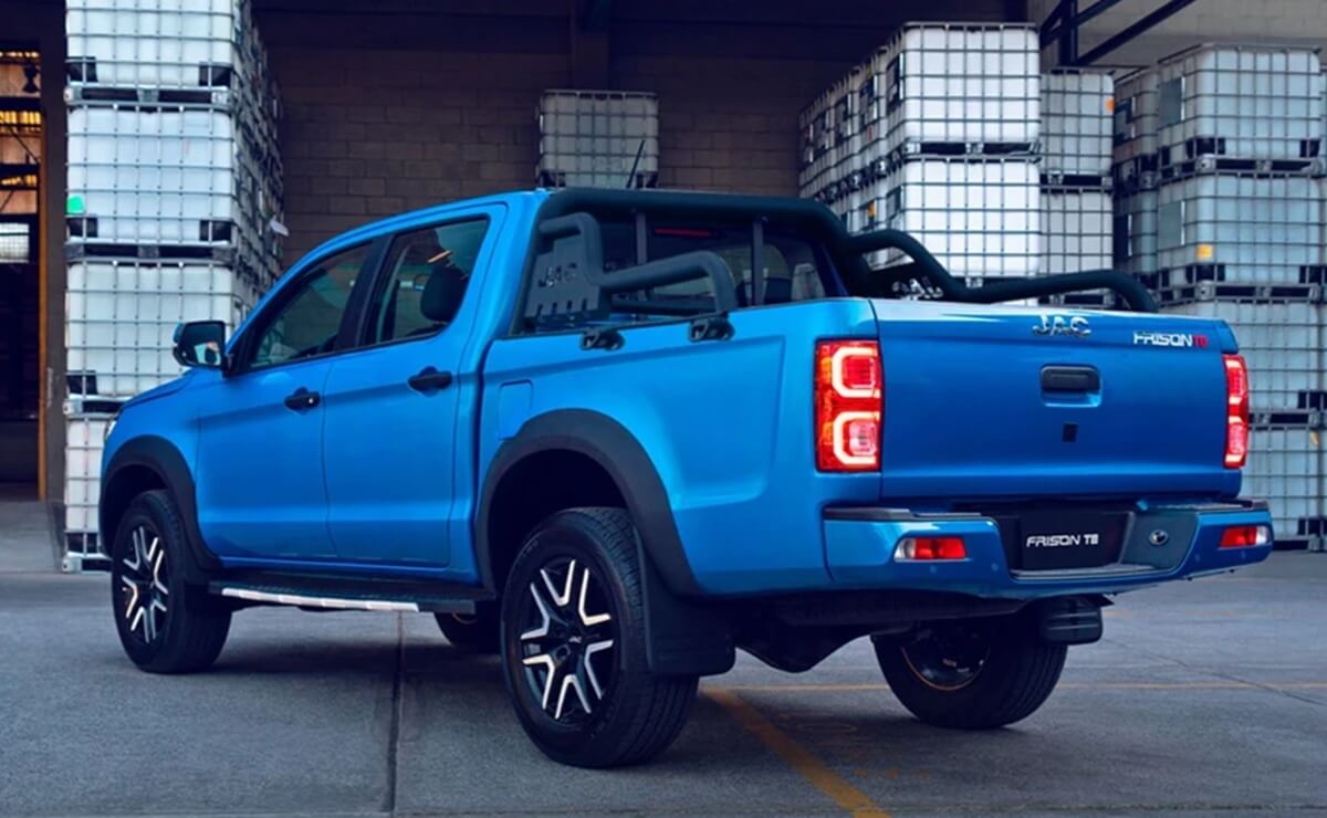 Más barata y bien equipada: la pick up que compite contra Toyota Hilux y se lanza para superarla 3 JAC Frison T8 perfil