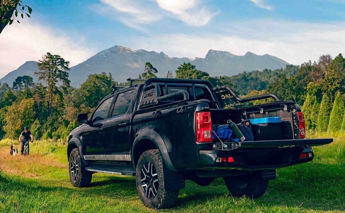 Más barata y bien equipada: la pick up que compite contra Toyota Hilux y se lanza para superarla 1 La renovada JAC Frison T8, la pick up mediana