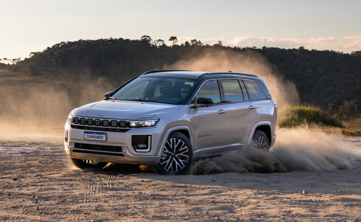 Jeep mejora y baja el precio de su SUV con siete asientos y 272 CV: cuáles son los cambios 4 Jeep Commander 2026 1
