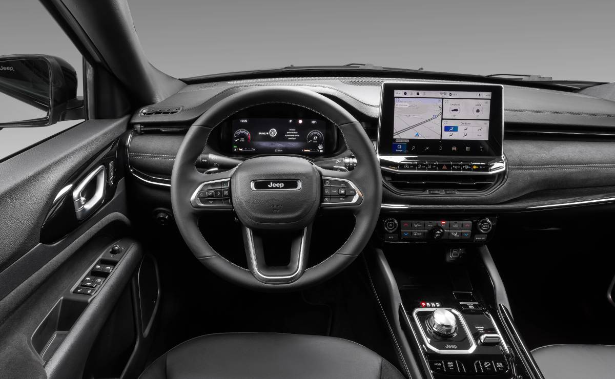 Jeep mejora y baja el precio de su SUV con siete asientos y 272 CV: cuáles son los cambios 5 Jeep Commander 2026 2