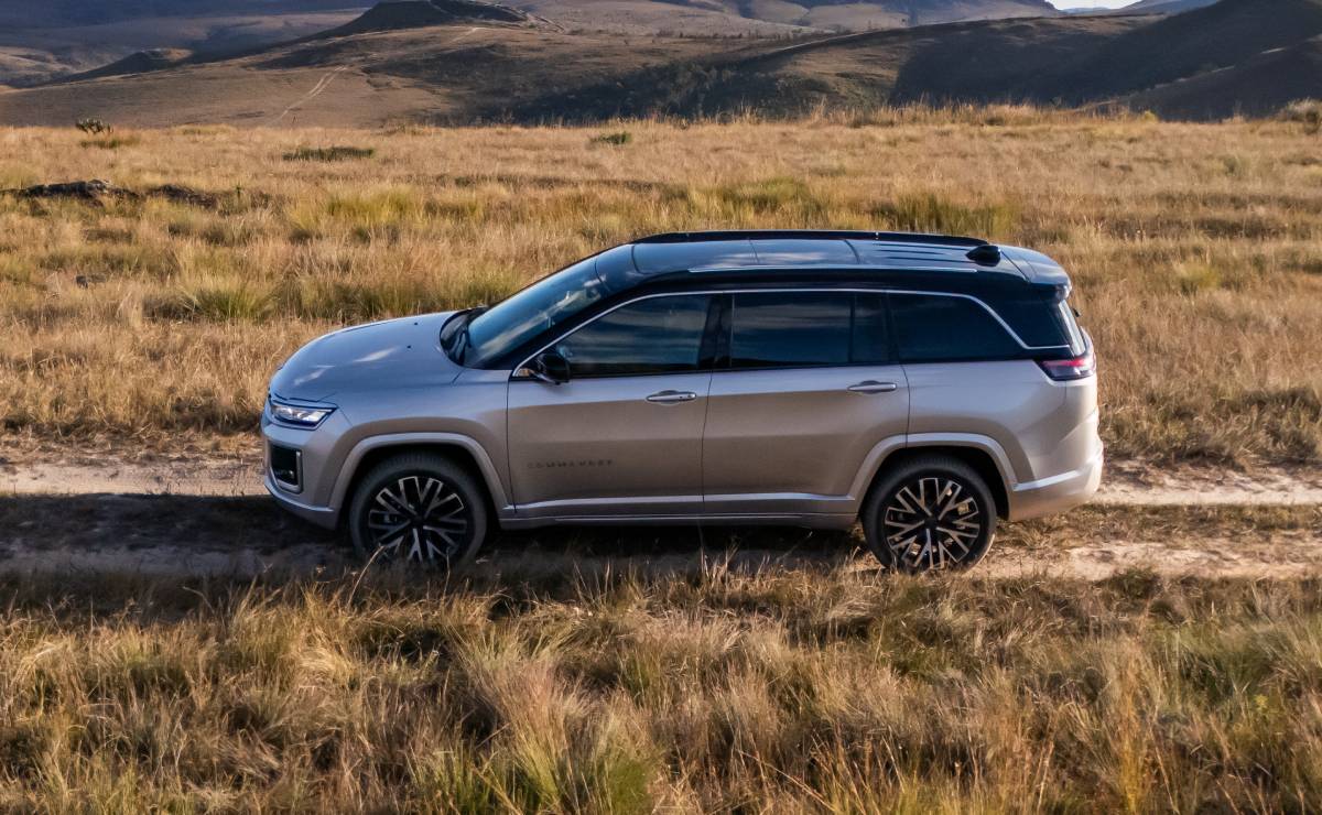 Jeep mejora y baja el precio de su SUV con siete asientos y 272 CV: cuáles son los cambios 1 Jeep Commander 2026