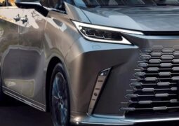 Nueva Lexus LM500h, la renovada minivan