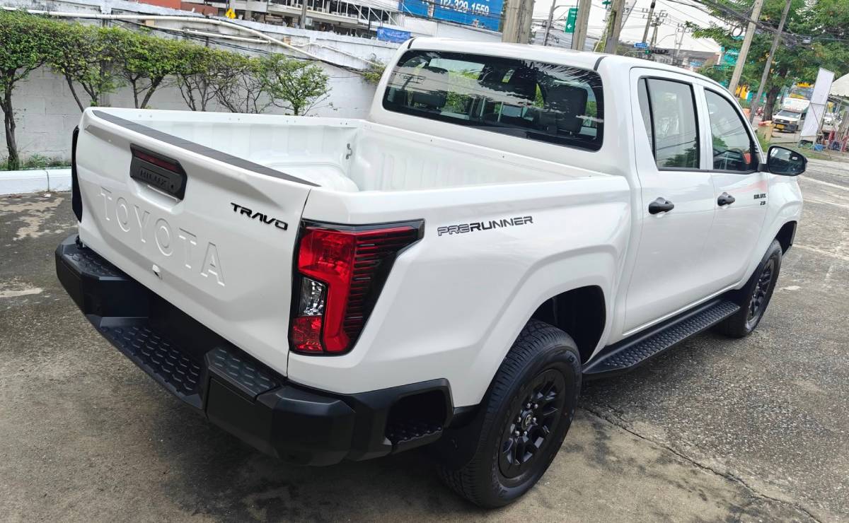 Cuesta menos de 30.000 dólares: así luce la versión intermedia de la nueva Toyota Hilux 1 Nueva Toyota Hilux Prerunner trasera