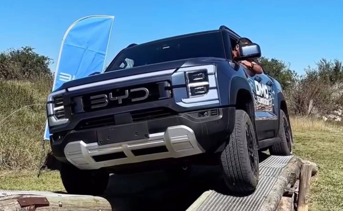 437 CV y 0 a 100 en menos de 6 segundos: primer vistazo de la pick up que buscará romper el segmento 2 Pick up BYD Shark primer vistazo 2