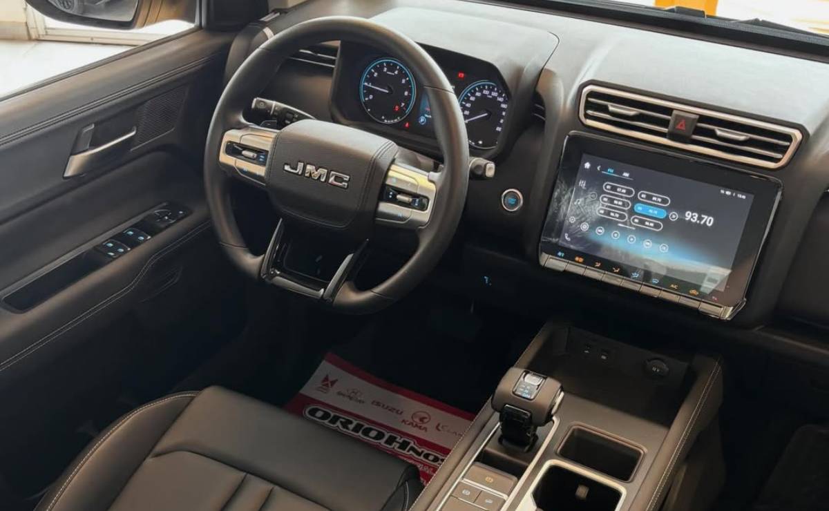 241 CV y buen precio: la pick up china que cuesta menos y quiere competir con Toyota Hilux y Ford Ranger 7 Pick up JMC Grand Avenue interior 3