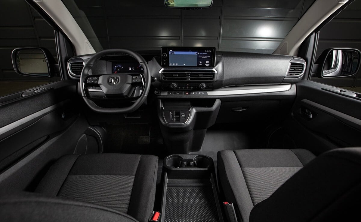 Menos de 40000 dólares: RAM lanza una renovada furgoneta 4 RAM ProMaster City interior