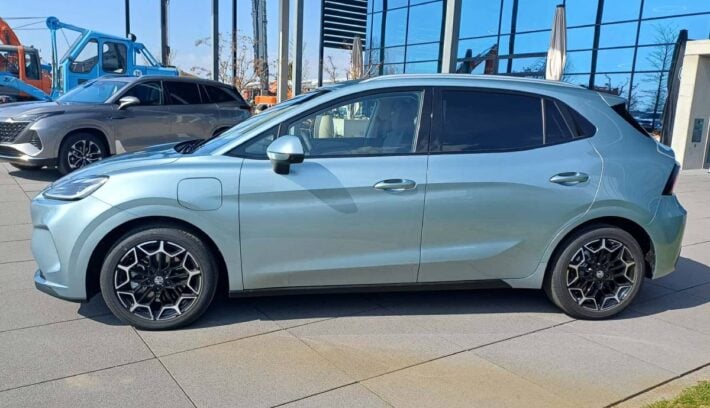 SUV MG4 Urban perfil