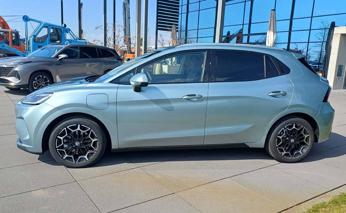 Una marca china actualiza su SUV más accesible y llega a un importante mercado con un precio competitivo 1 SUV MG4 Urban perfil