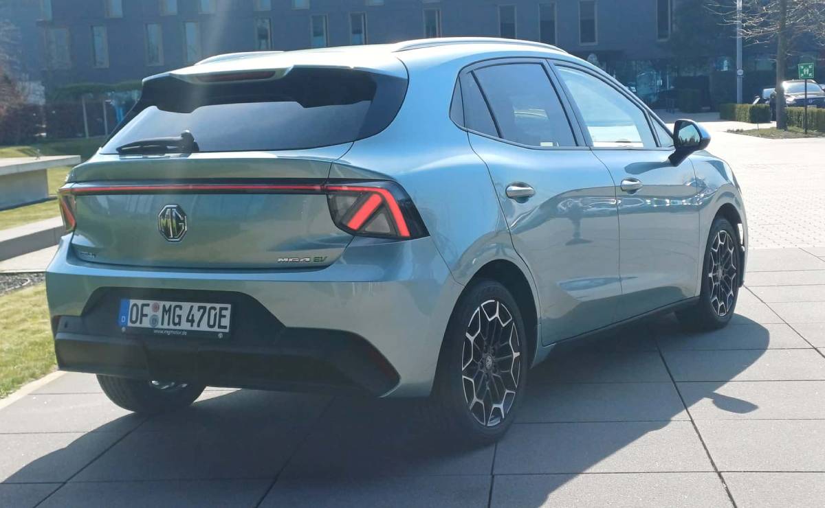 Una marca china actualiza su SUV más accesible y llega a un importante mercado con un precio competitivo 5 SUV MG4 Urban trasera