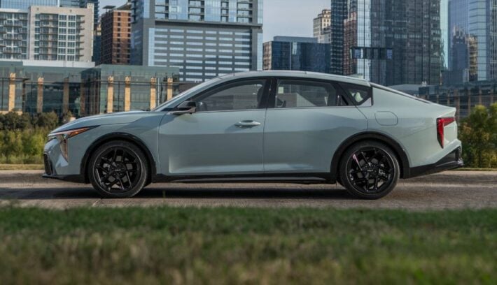 Sedan KIA K4 perfil