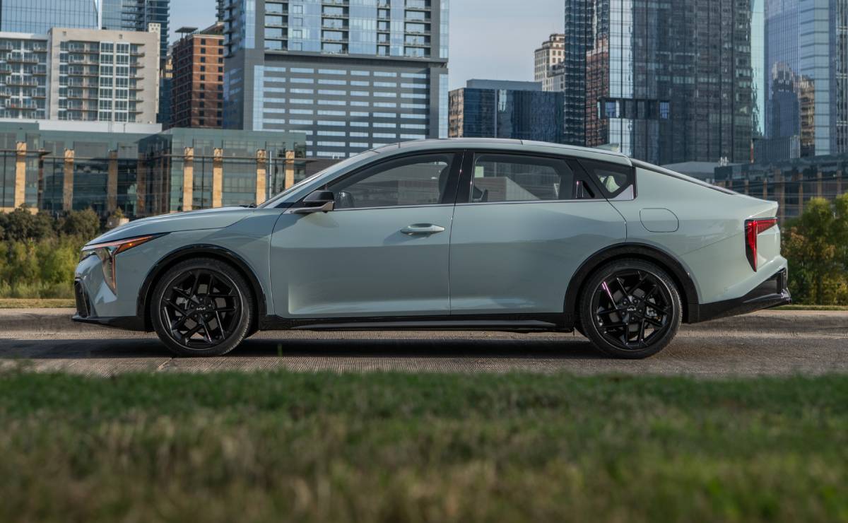 Sedan KIA K4 perfil