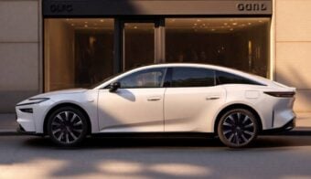 Sedan Toyota BZ7 perfil