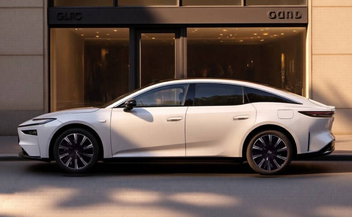 Sedan Toyota BZ7 perfil