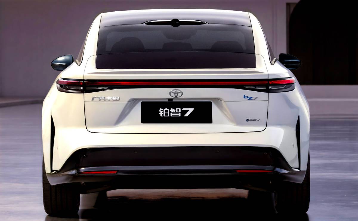 Sedan Toyota BZ7 trasera