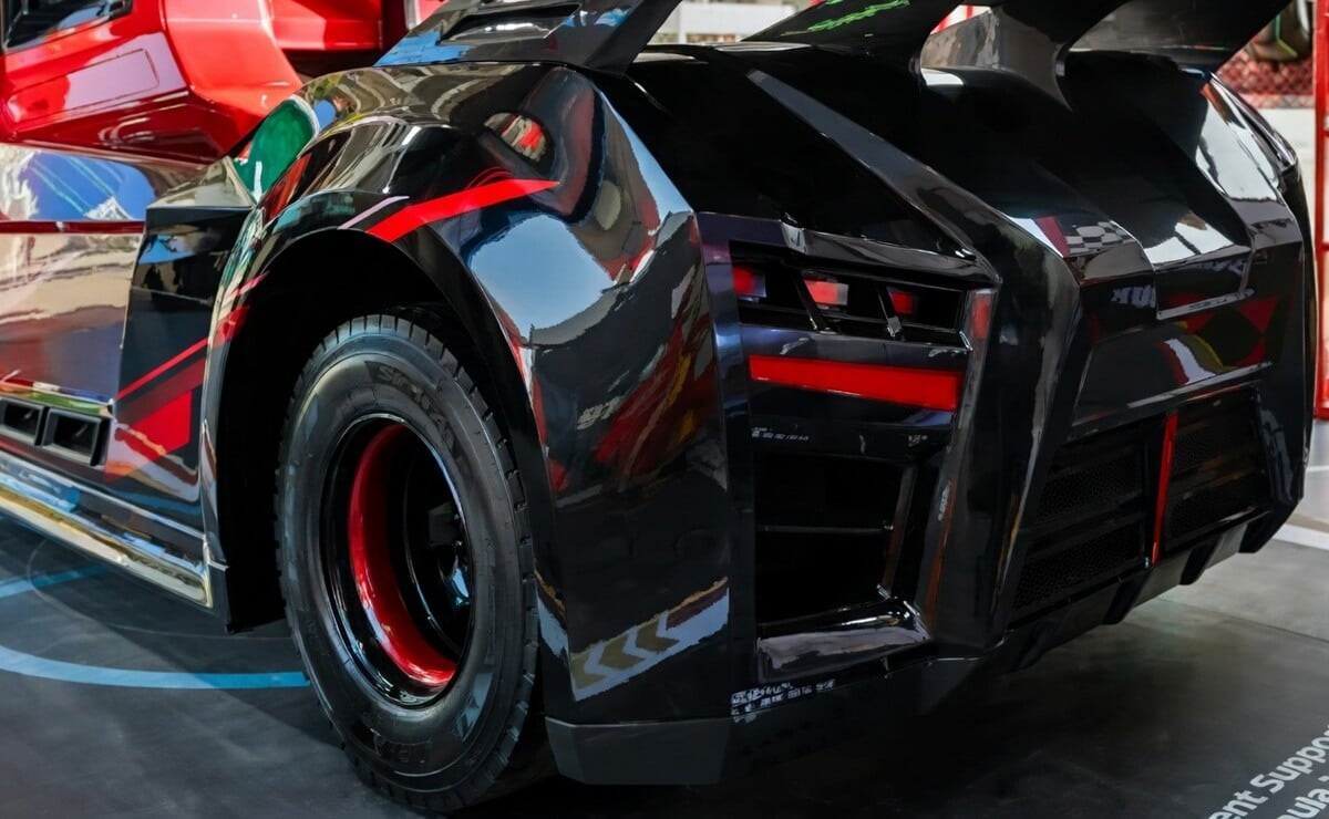 800 CV y mucho más: este camión apareció en una competencia y sorprendió a todos 1 Sitrak C9H F1, el supercamión de 800 CV