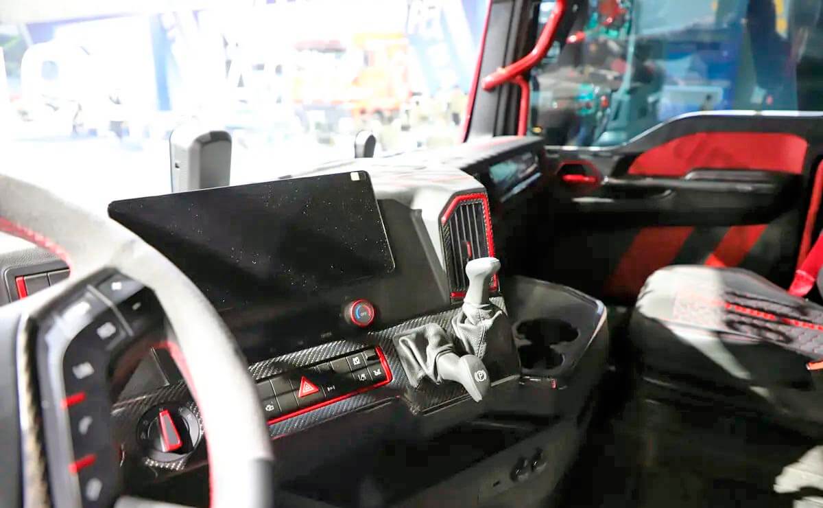 800 CV y mucho más: este camión apareció en una competencia y sorprendió a todos 4 Sitrak C9H F1 interior
