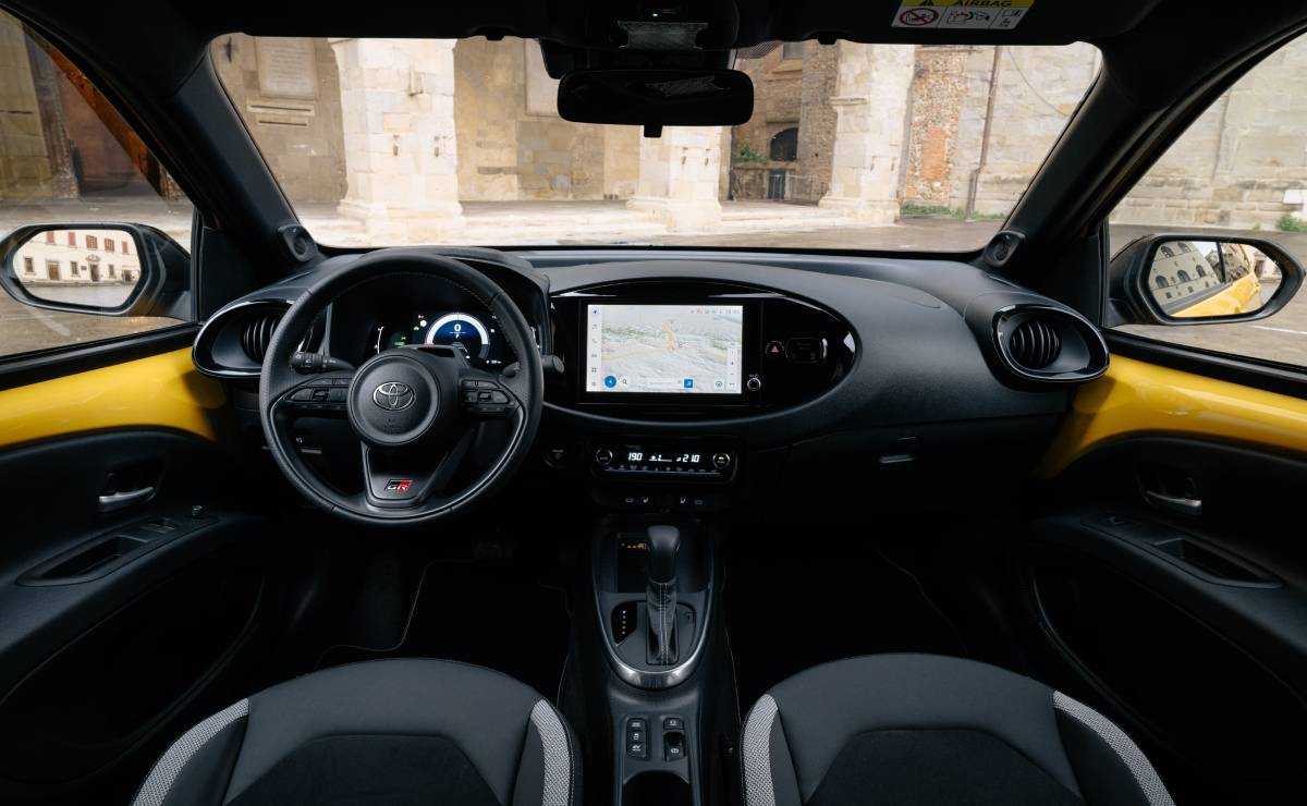 Toyota presentó su auto más barato: bajo consumo y un motor híbrido de 116 CV 6 Toyota Aygo X Cross Hybrid interior