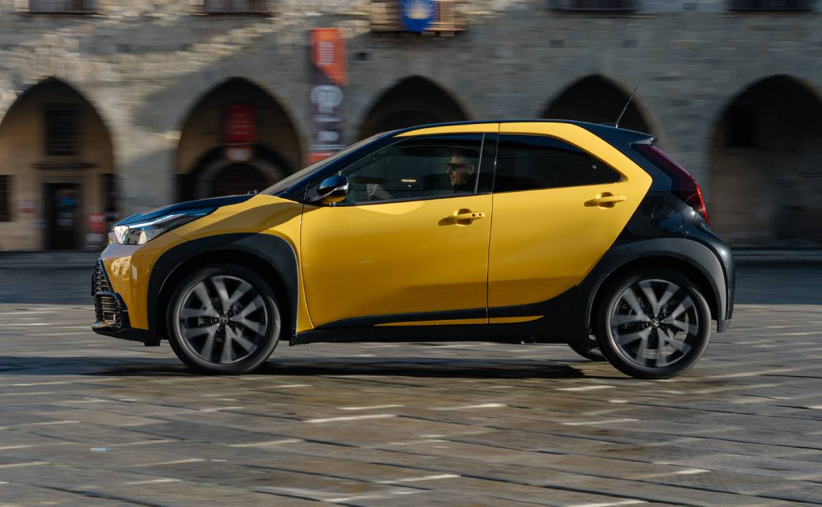 Toyota presentó su auto más barato: bajo consumo y un motor híbrido de 116 CV 1 Toyota Aygo X Cross Hybrid perfil