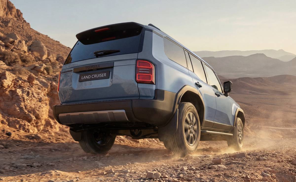 Toyota suma nuevas versiones a su SUV 4x4 más icónico: en qué se destacan estos modelos 5 Toyota Land Cruiser 250 accion trasera