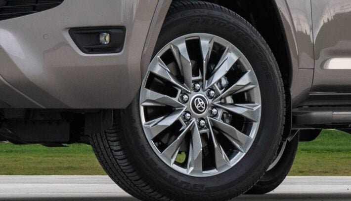 Toyota Land Cruiser 300 llanta