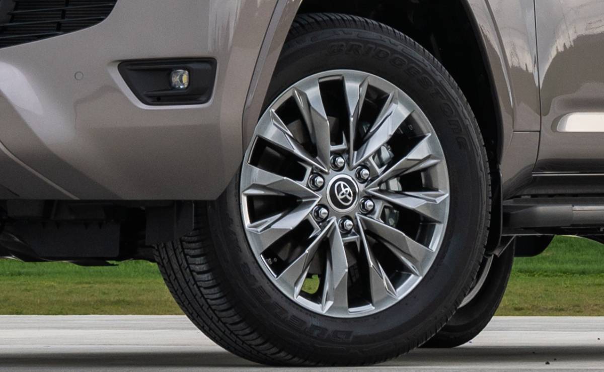 Toyota Land Cruiser 300 llanta