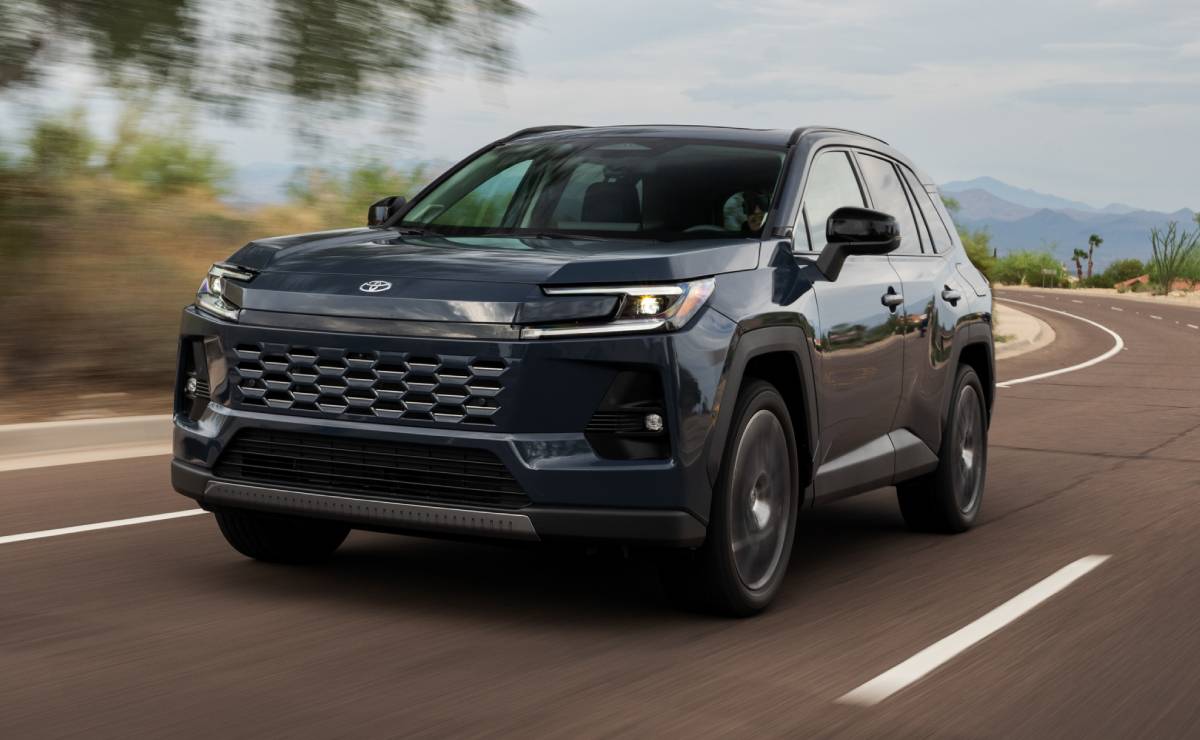 Toyota RAV4 Limited accion 1