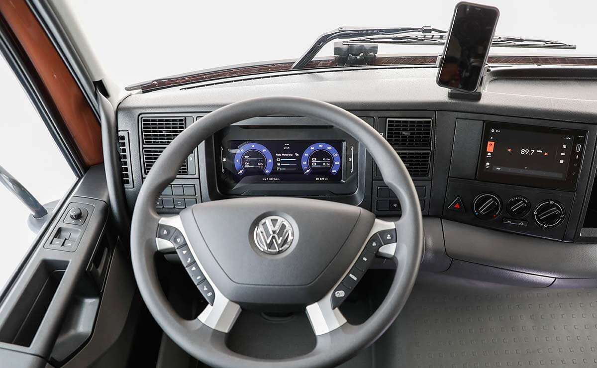 Volkswagen Constellation interior