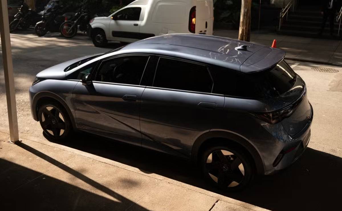 El BYD más barato se actualiza: así es la nueva versión que suma potencia, tecnología y buen precio 1 BYD Dolphin Special Edition perfil 1