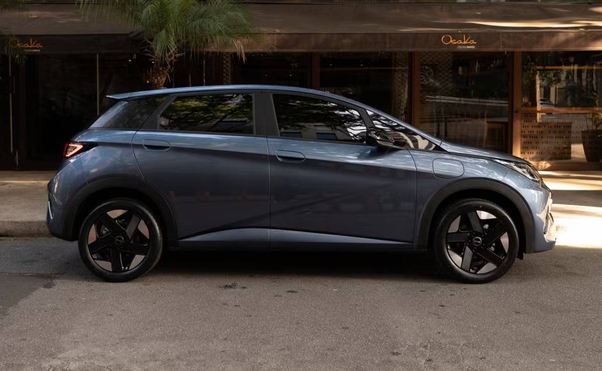 El BYD más barato se actualiza: así es la nueva versión que suma potencia, tecnología y buen precio 6 BYD Dolphin Special Edition perfil