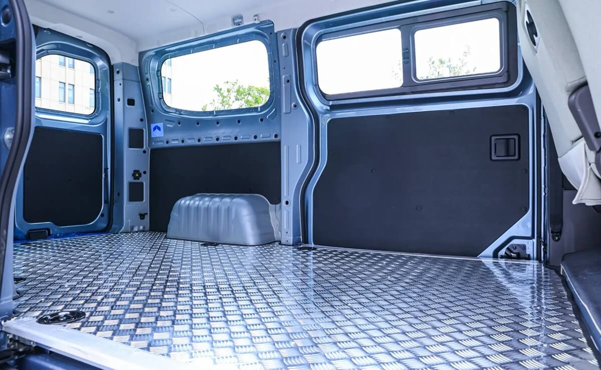 Farizon V7E interior