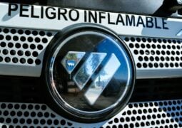 Foton y el Auman R 2443 para cargas peligrosas