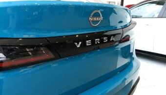 Nuevo Nissan Versa 2026 cola