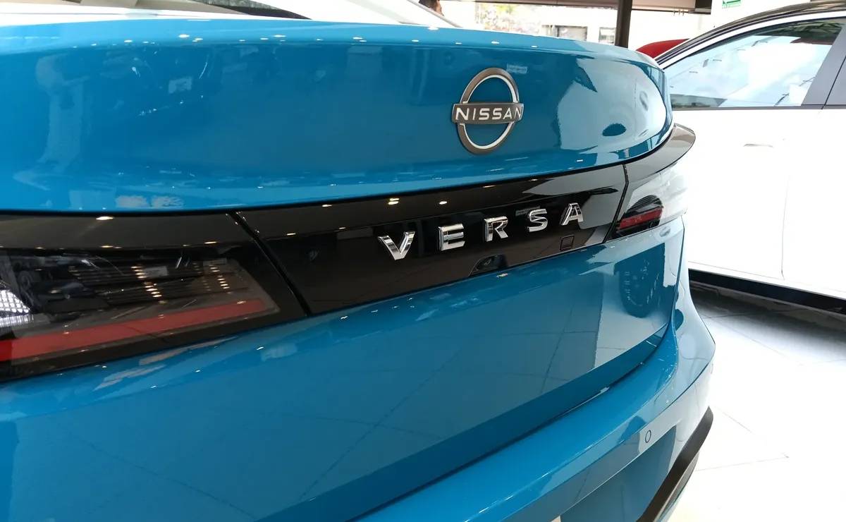 Nuevo Nissan Versa 2026 cola