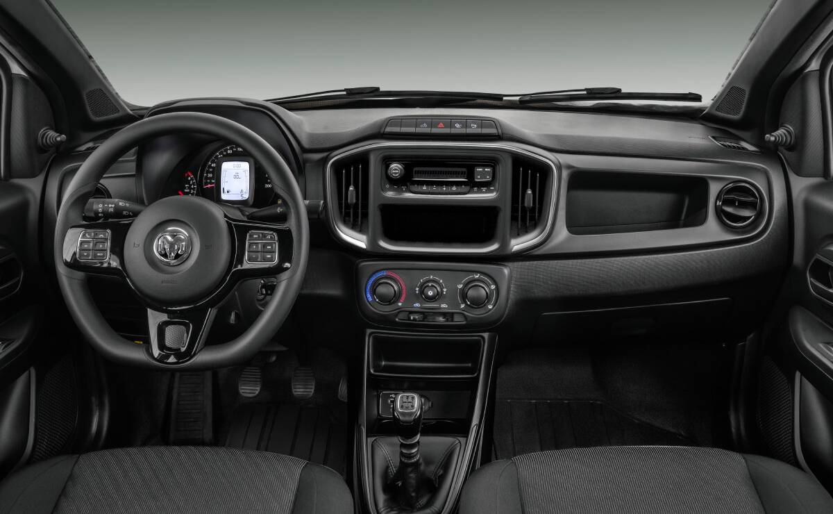 RAM y una nueva versión de su pick up más barata: qué cambia y cuánto cuesta 7 Ram 700 Bighorn S interior